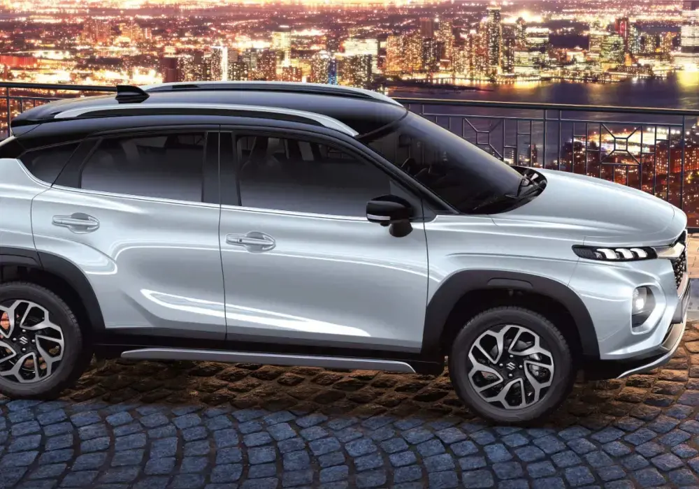 Vista lateral de un Suzuki Fronx Híbrido