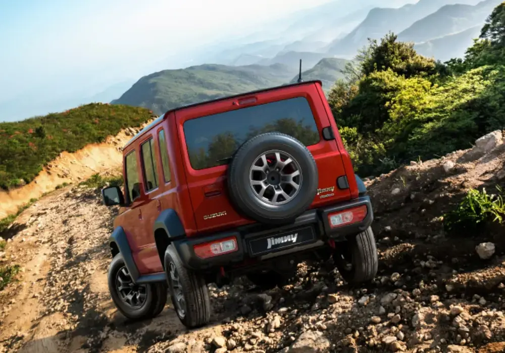 Vista trasera de un SUV todoterreno Suzuki Jimny 5 Puertas