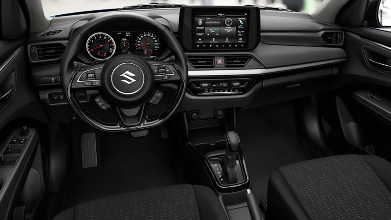 Vista interior de Suzuki Swift con pantalla digital y caja de cambios automática.
