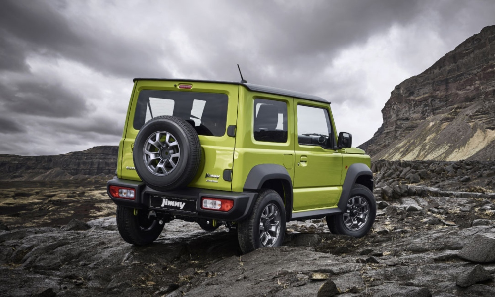 Vista trasera de Suzuki Jimny 3 puertas color verde en terreno