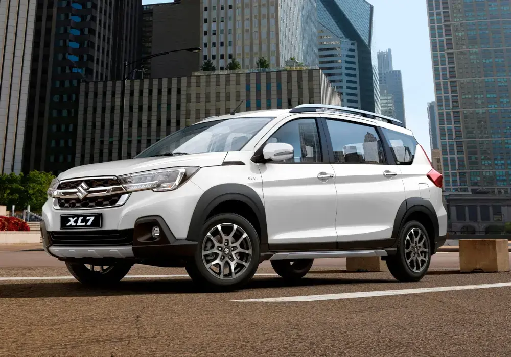 Camioneta Suzuki XL7 de color blanco con un diseño robusto