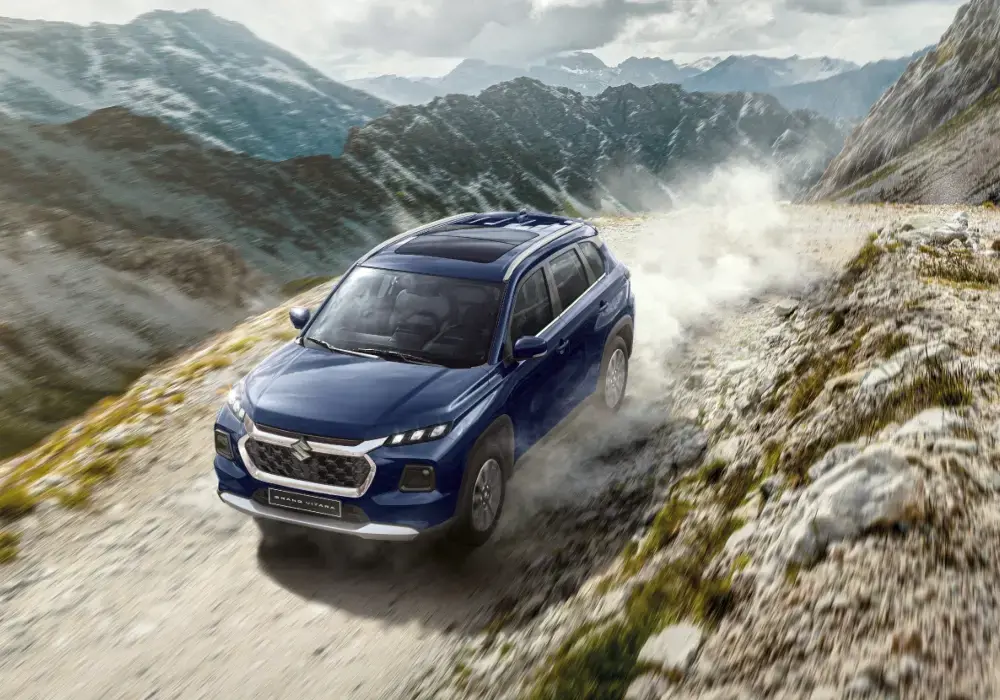 SUV Suzuki Grand Vitara conduce por un camino de tierra rocoso