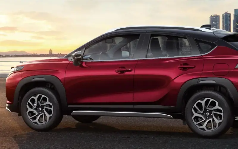 SUV Híbrido Suzuki Fronx estacionado en una calle urbana.