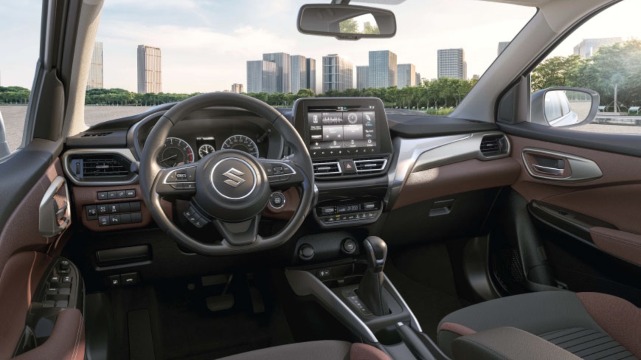 Vista interior de Suzuki Fronx Smart Hybrid con habitáculo de lujo y caja de cambios automática.