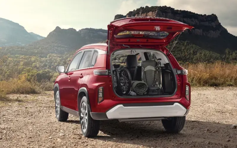 Suzuki All New Grand Vitara Smart Hybrid rojo con el maletero abierto.