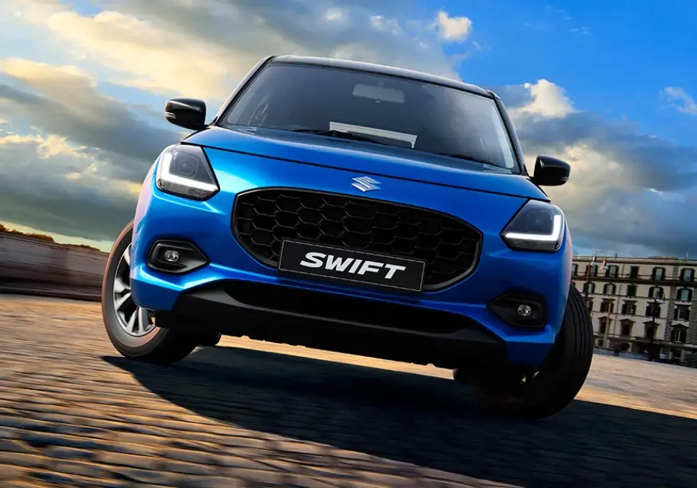 Suzuki Swift Smart Hybrid azul en una carretera urbana